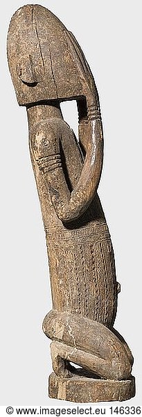SUBSAHARISCHE STAMMESKUNST  Figur der Dogon  Mali um 1900. Kniende mÃ¤nnliche Figur aus Hartholz geschnitzt  die erhobenen HÃ¤nde das Gesicht verhÃ¼llend. Der Torso mit aufwÃ¤ndigen Stammesnarben Ã¼berzogen. Vorderseite stÃ¤rker patiniert  Alters- und leichte FraÃŸspuren  etwas rissig. HÃ¶he 79 cm