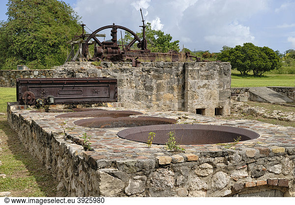Sudpfannen für Zuckerrohrsaft und Überreste einer dampfbetriebenen Zuckerrohrpresse  Whim Estate Museum  Insel St. Croix  US Virgin Islands  USA