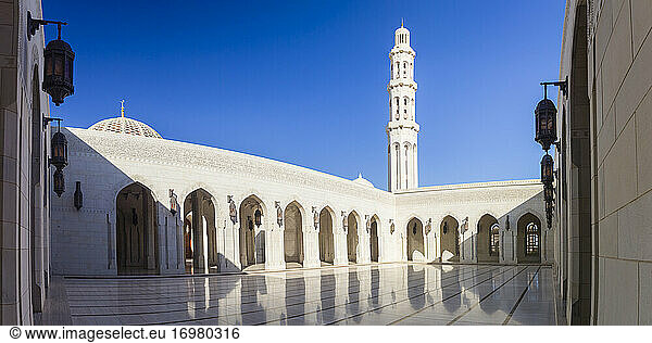 Sultan-Qaboos-Moschee an einem sonnigen Tag  Muscat  Gouvernement Muscat  Oman
