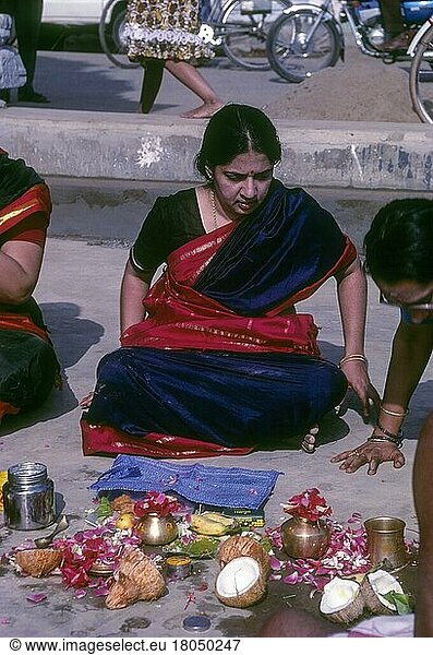 Sumangali Pooja  Pooja von indischen Frauen  die für die Langlebigkeit ihrer Ehemänner beten  in Kumbakonam  Tamil Nadu  Indien  Asien