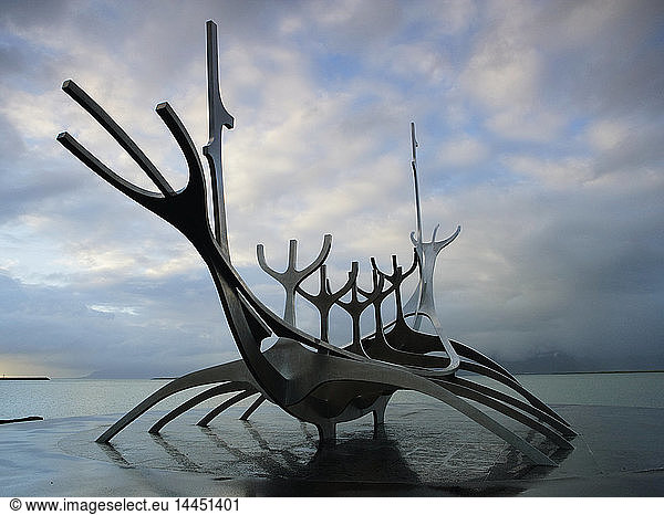 Sun-Craft-Skulptur auf dem Tjorn-See