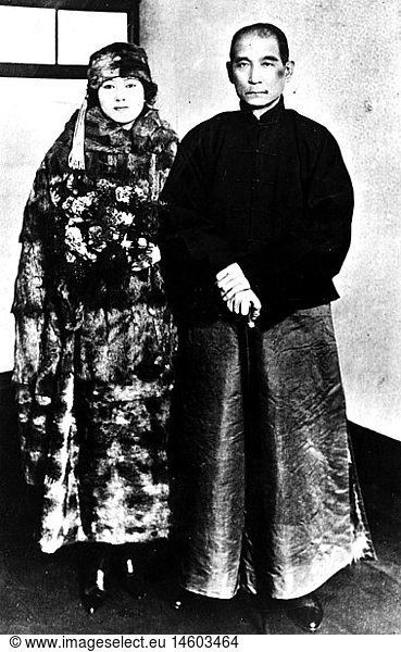 Sun Yat Sen  12.11.1866 - 12.3.1925  chinesischer Politiker  Ganzfigur  mit seiner Ehefrau  um 1915 Sun Yat Sen, 12.11.1866 - 12.3.1925, chinesischer Politiker, Ganzfigur, mit seiner Ehefrau, um 1915,