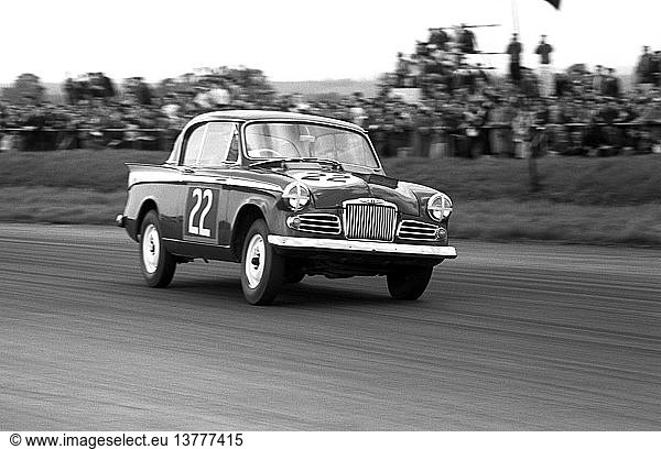 Sunbeam Rapier im Limousinenrennen XII BRDC International Trophy  Silverstone  England  22. April 1960.