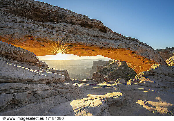 Sunburst am Mesa Arch  Canyonlands National Park  Utah  Vereinigte Staaten von Amerika  Nord Amerika