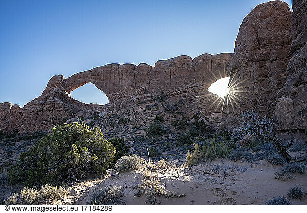 Sunburst durch Windows Arch  Arches National Park  Utah  Vereinigte Staaten von Amerika  Nord-Amerika