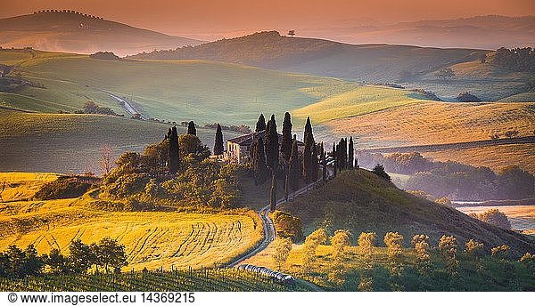 Sunrise over the farmhouse and the hills  Podere Belvedere  San Quirico d´Orcia  Val d´Orcia  Tuscany  Italy