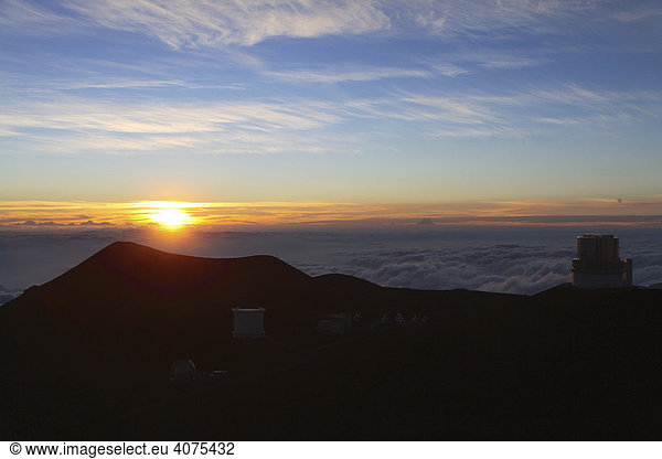 Sunset at a height of 4214 metres on the extinct volcano Mauna Kea  Hawaii  USA