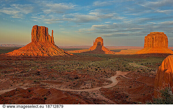 Sunset in the Monument Valley landscape
