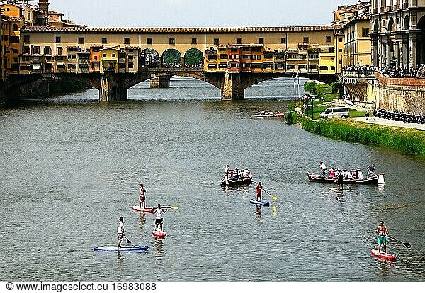 SUP - Paddle Boarding  Paddle Surfing Arno Fluss  im Hintergrund Ponte Vecchio - Vecchio Brücke  historisches Zentrum von Florenz als Weltkulturerbe der UNESCO  Florenz  Toskana  Italien  Europa  EU.