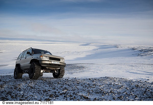 Super Jeep in Winterlandschaft  Gletscher Vatnajökull  Hochland  Island  Europa