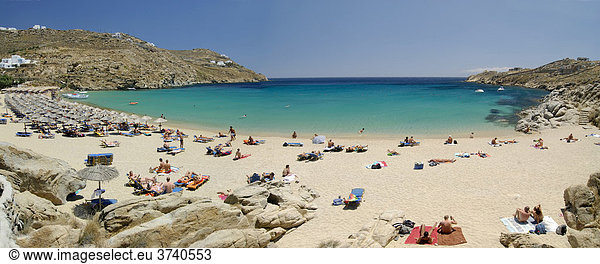 Super Paradise Beach mit Touristen  Mykonos  Kykladen  Griechenland  Europa
