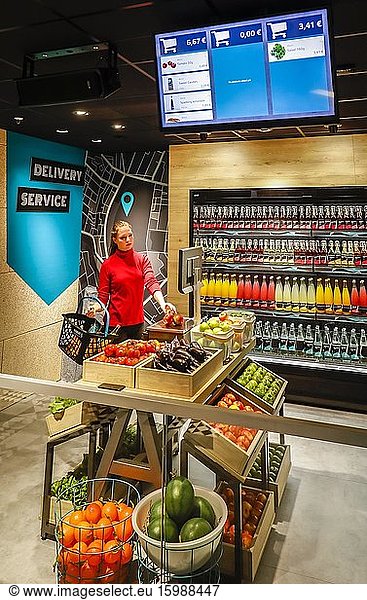 Supermarket of the future  smart and cashless shopping via access code Authorisation with QR Code in the 24/7 Urban Store  mobile payment with mobile phone  fully automated systems recognise whether and which products have been selected during shopping  Wanzl Messesta