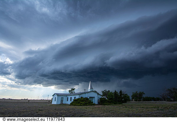Superzellen-Gewitter droht hinter der Landkirche  Tatum  New Mexico  USA
