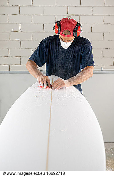 Surfboard Modeling Workshop - Ein Mann perfektioniert das Modellieren eines Surfboards