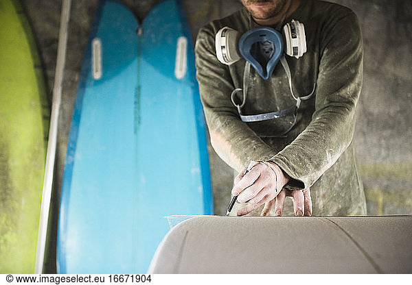 Surfboard Shaper misst ein neues Design
