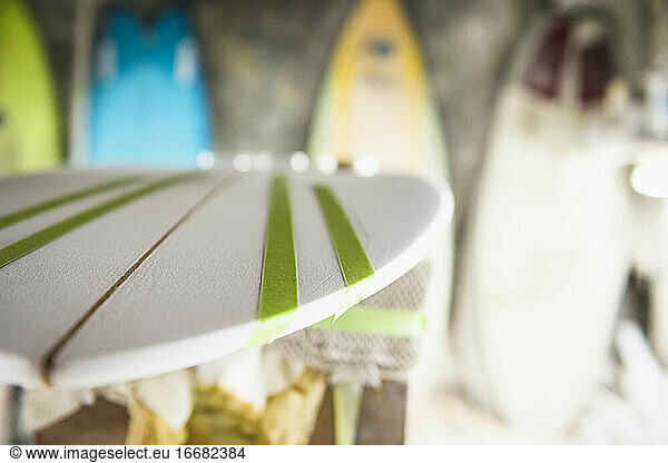 Surfboard Shaper verfeinert ein neues Design
