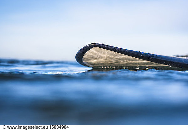 Surfbrett-Detail im Wasser