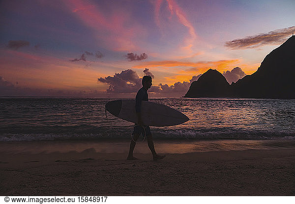 Surfer am Strand zur Zeit des Sonnenuntergangs