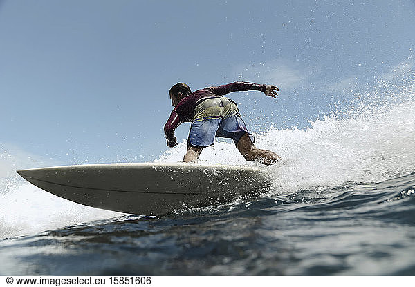 Surfer auf einer Welle