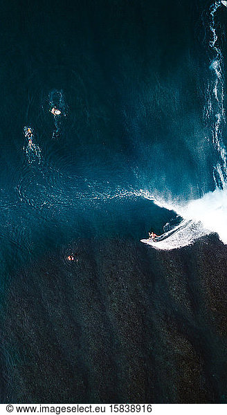 Surfer auf einer Welle aus der Sicht einer Drohne