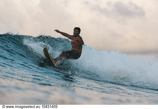 Surfer auf einer Welle zur Tageszeit