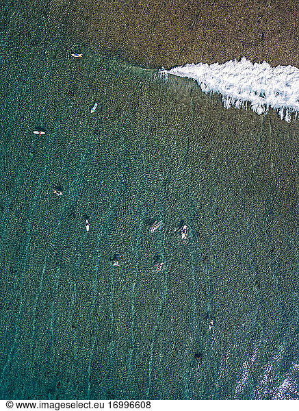 Surfer auf Meereswellen  Luftaufnahme
