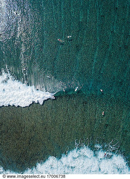 Surfer auf Meereswellen  Luftaufnahme