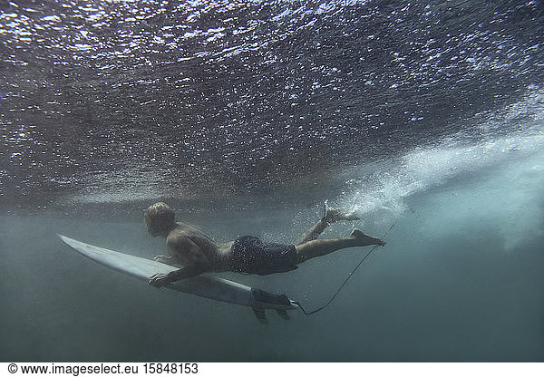 Surfer auf Surfbrett  Unterwasserschuss