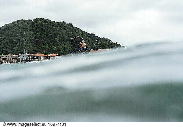 Surfer beim Eintauchen ins Wasser im Baskenland  Spanien  Bilbao