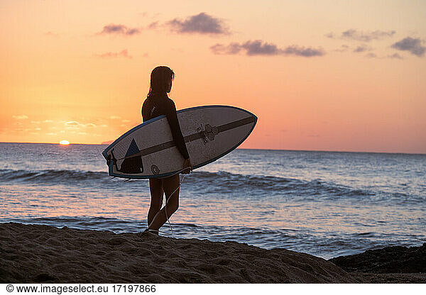 Surfer Girl Silhouette gegen bunte Sonnenuntergang