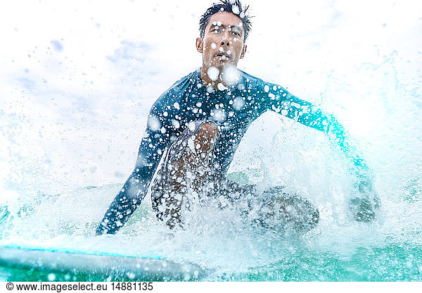 Surfer in Aktion  Pagudpud  Ilocos Norte  Philippinen