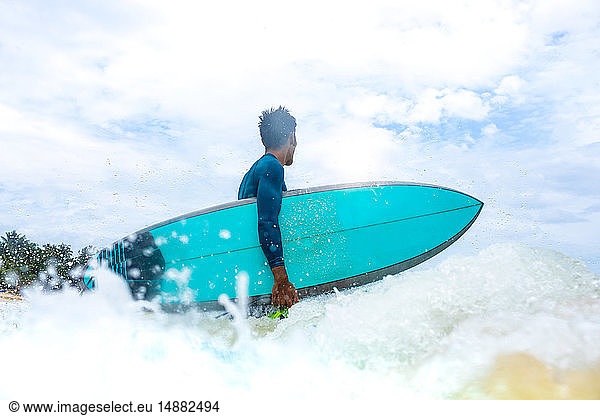 Surfer in Aktion  Pagudpud  Ilocos Norte  Philippinen