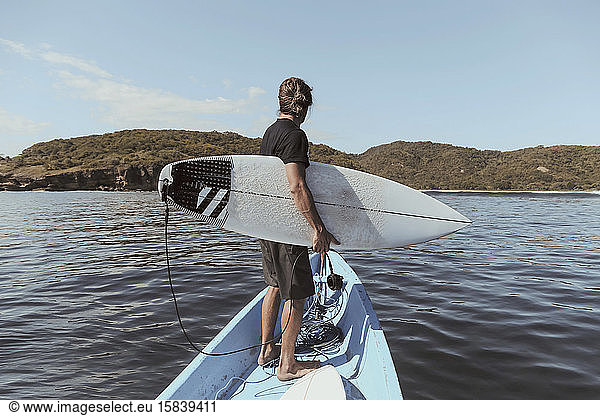 Surfer in einem Boot