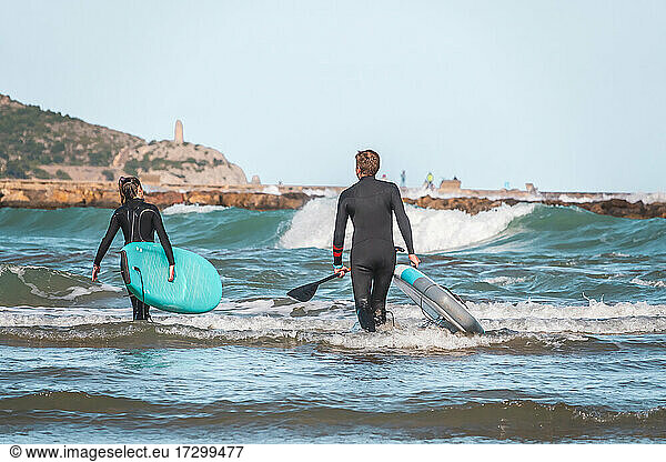 Surfer mit Brettern beim Surfen am Strand von Benicasim Spanien