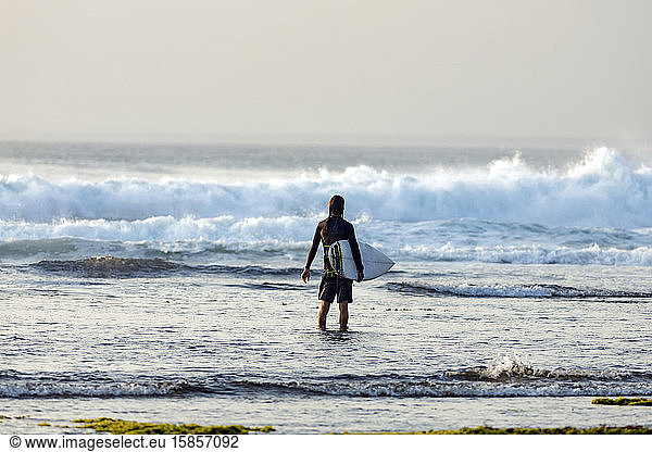 Surfer schaut auf Welle