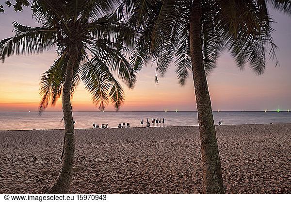 Surin Beach bei Sonnenuntergang  Phuket  Thailand  Südostasien  Asien