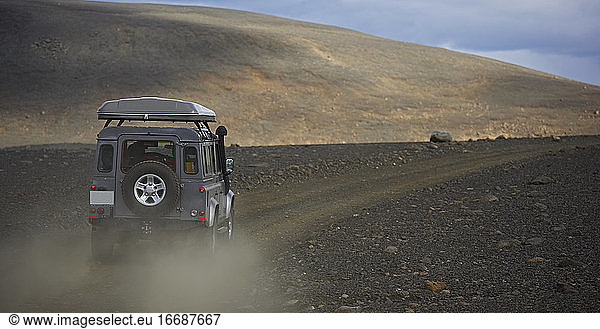 SUV auf staubiger Straße in Zentralisland