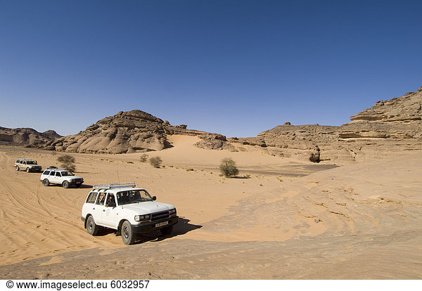 SUV desert Kletterfelsen  Akakus  Sahara  Fessan  Libyen  Nordafrika  Afrika
