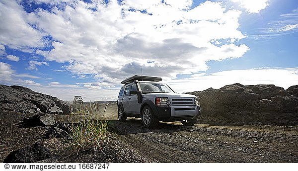 SUVs fahren auf staubiger Straße in Zentralisland