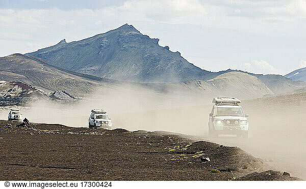 SUVs fahren durch das staubige Landesinnere von Island