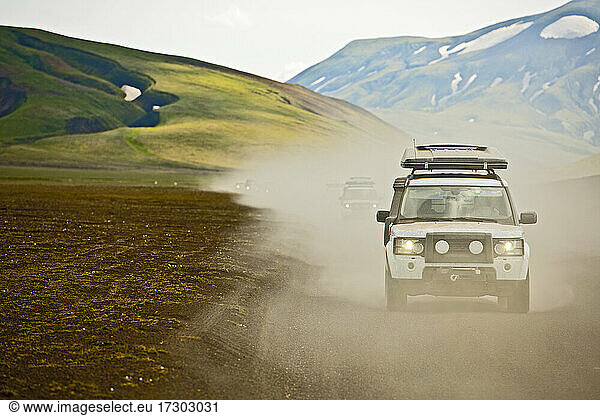 SUVs fahren durch das staubige Landesinnere von Island