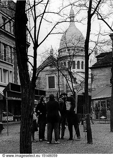 SW Geo. hist.  Frankreich  Paris  Stadtviertel  Montmartre  Menschengruppe auf Platz  1961 SW Geo. hist., Frankreich, Paris, Stadtviertel, Montmartre, Menschengruppe auf Platz, 1961