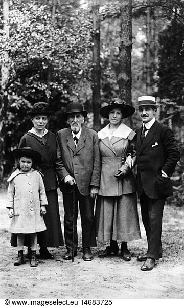SW  Menschen hist.  Familie  Gruppen  Gruppenbild  drei Generationen  1910er Jahre