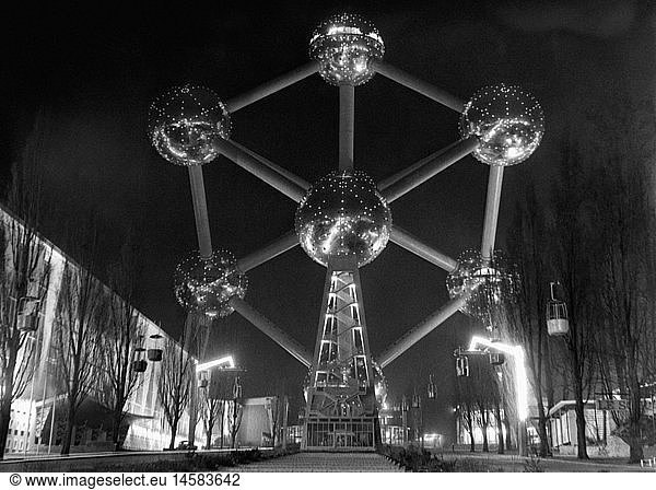 SW SG  Ausstellungen  Weltausstellung  Nachtaufnahme des Atomium  AuÃŸenansicht  BrÃ¼ssel  Belgien  1958 SW SG, Ausstellungen, Weltausstellung, Nachtaufnahme des Atomium, AuÃŸenansicht, BrÃ¼ssel, Belgien, 1958,