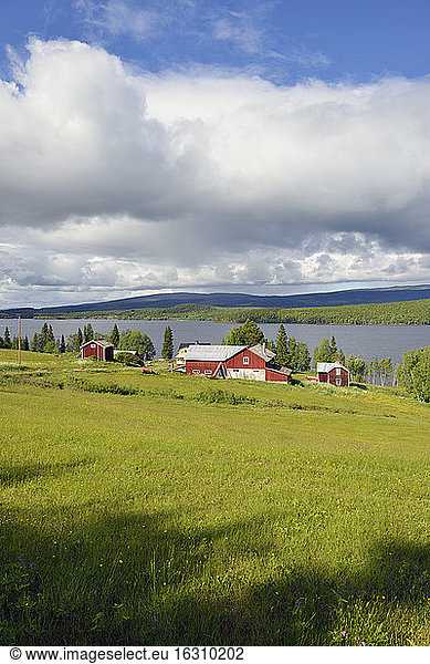 Sweden  Gaeddede  Landscape with houses at Vildmarksvaegen