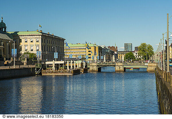 Sweden  Vastra Gotaland County  Gothenburg  Stora Hamnkanalen with bridge in background