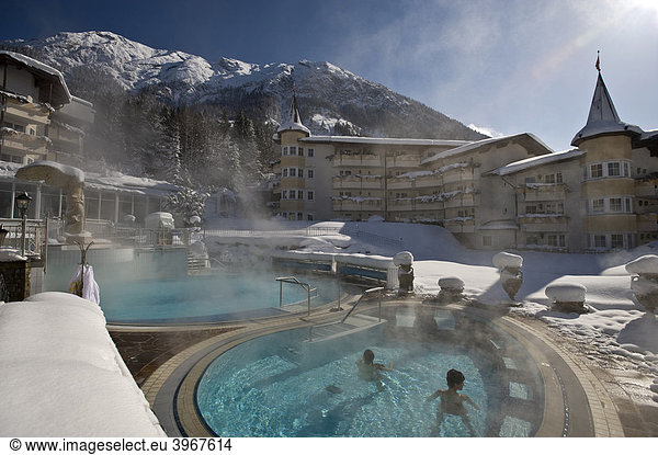 Swimming Pool mit Schnee  Posthotel  Achenkirch  Tirol  Österreich