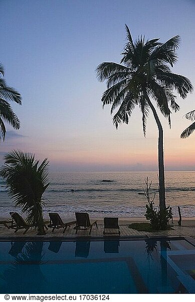 Swimmingpool in einer Luxusunterkunft am Strand von Mirissa  Südküste von Sri Lanka  Südprovinz  Asien