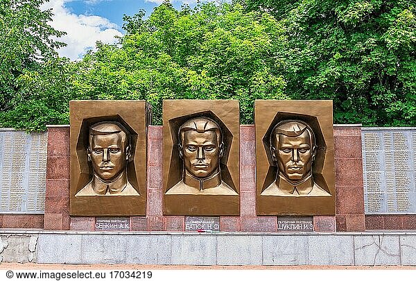Swjatogorsk  Ukraine. Gedenkstätte des Großen Vaterländischen Krieges auf den Heiligen Bergen in Swjatogorsk oder Swiatohirsk  Ukraine  an einem Sommertag.