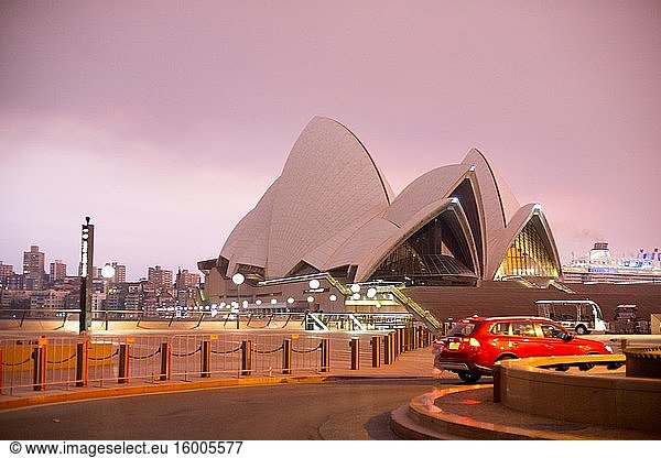 SYDNEY  AUSTRALIEN - 2. Februar 2020: Das Opernhaus von Sydney befindet sich in Sydney  NSW  Australien. Australien ist ein Kontinent im südlichen Teil der Erde.